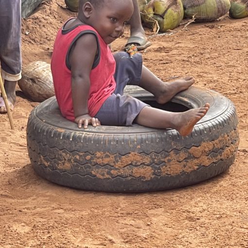 Enfant sur un pneu